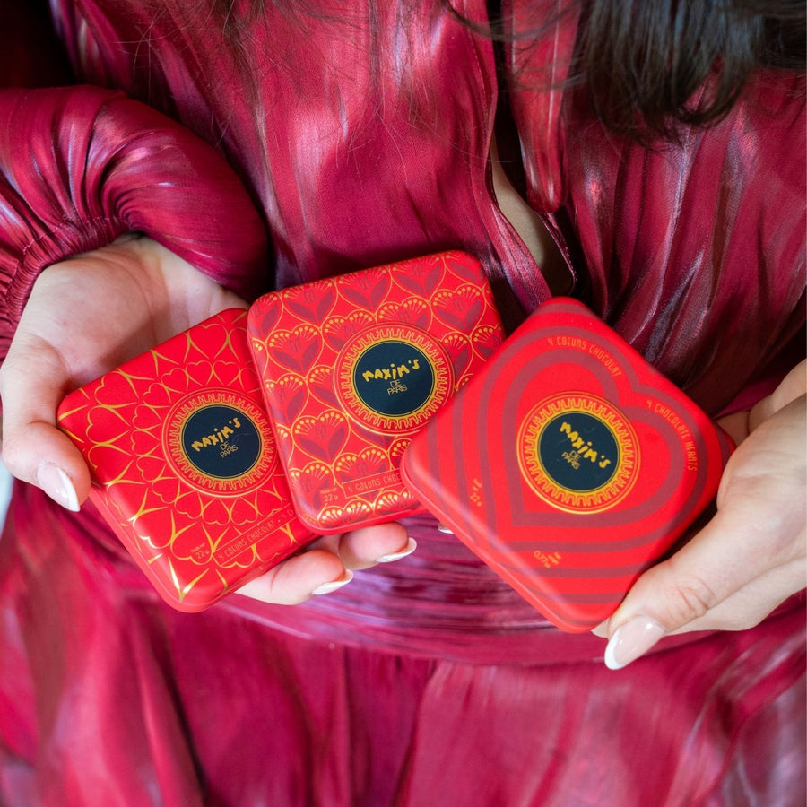 Coffret de 4 cœurs en chocolat au lait dans une boîte métallique