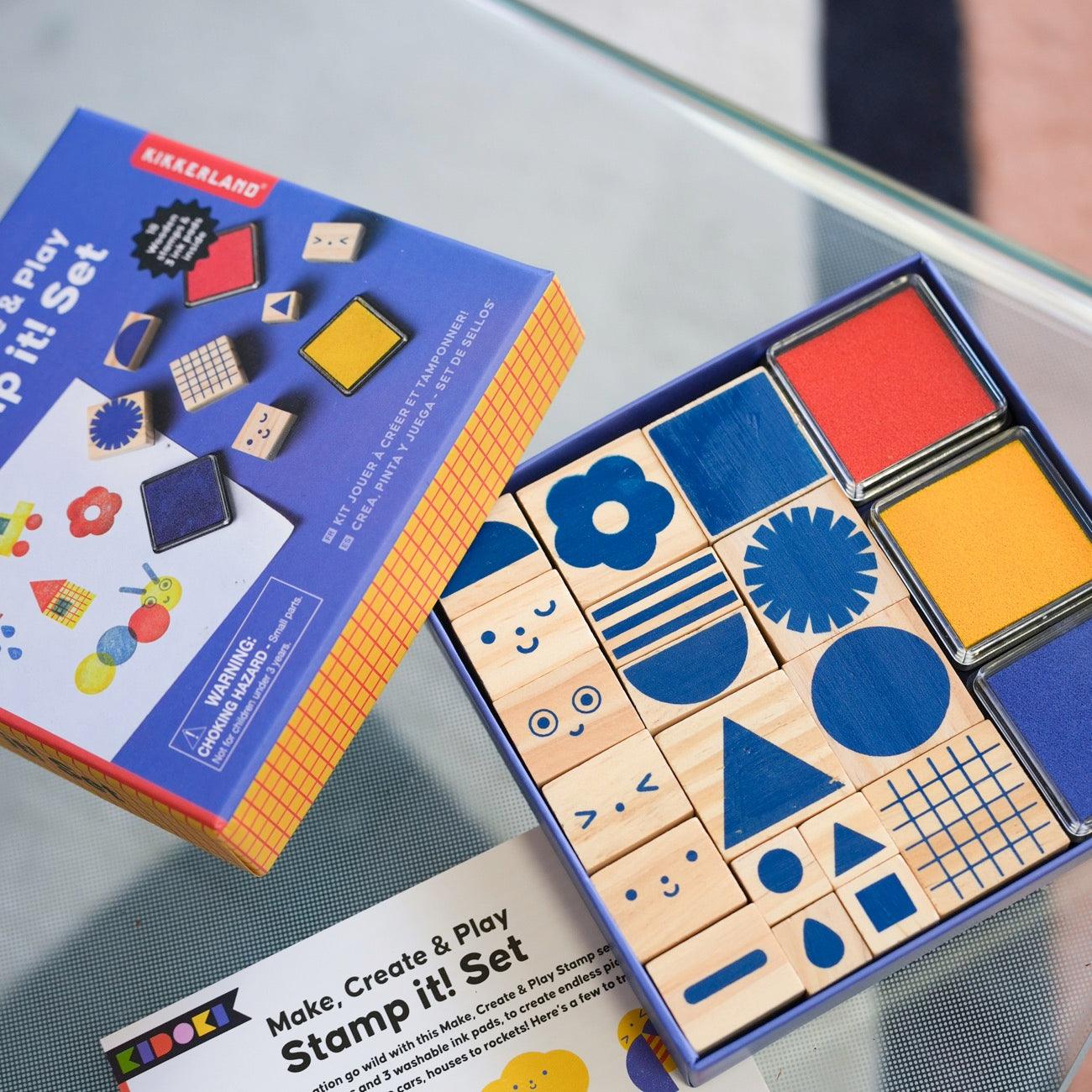 Coffret de tampons colorés pour enfants avec motifs variés.