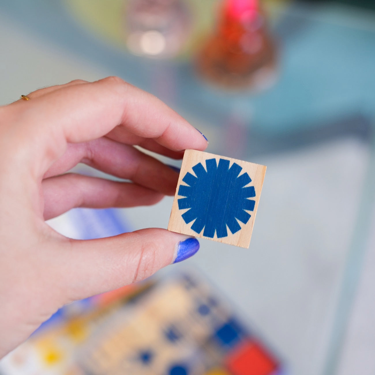 Coffret de tampons colorés pour enfants avec motifs variés.