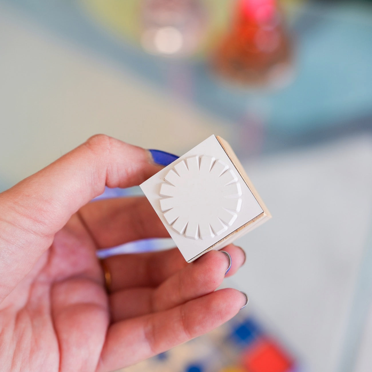 Coffret de tampons colorés pour enfants avec motifs variés.