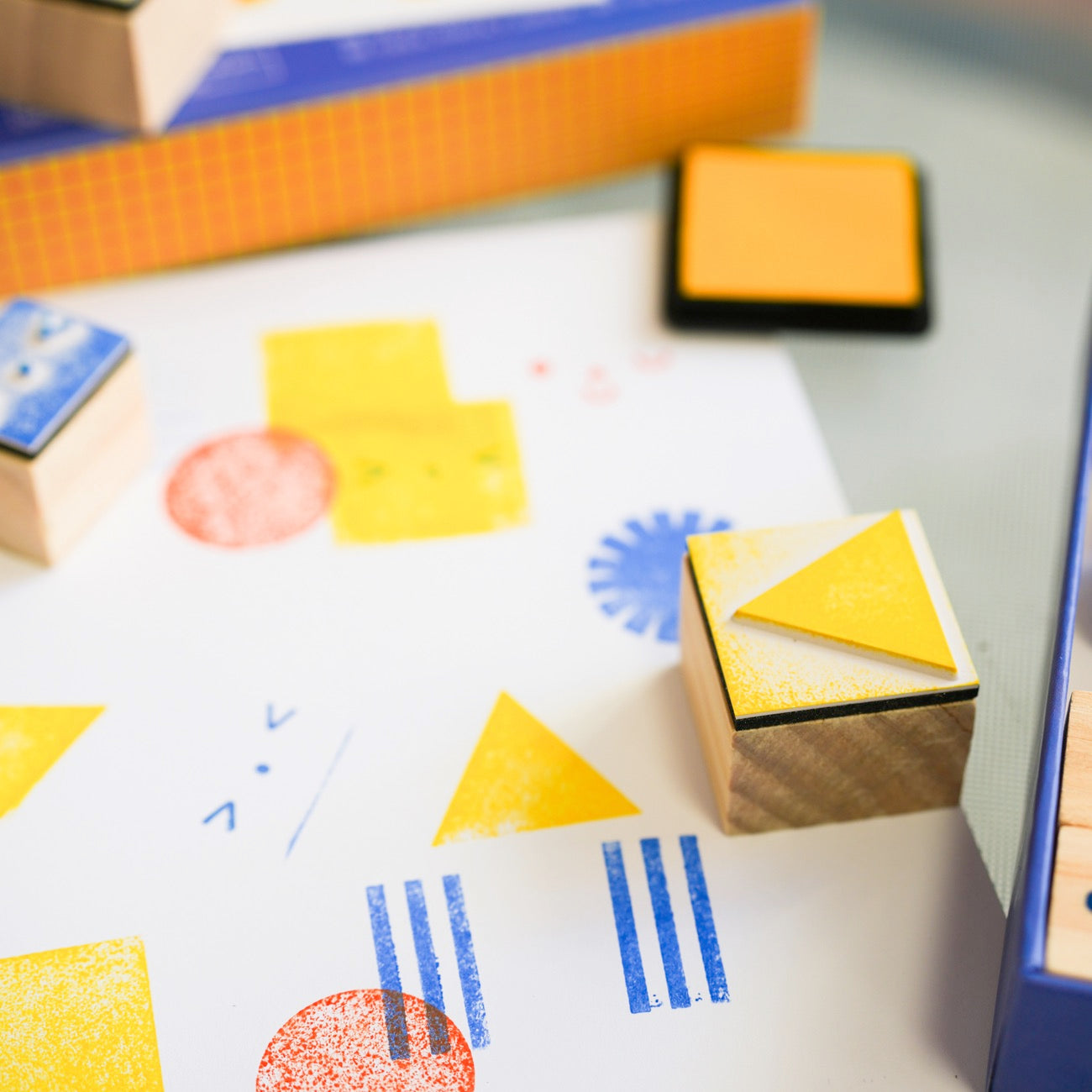 Coffret de tampons colorés pour enfants avec motifs variés.