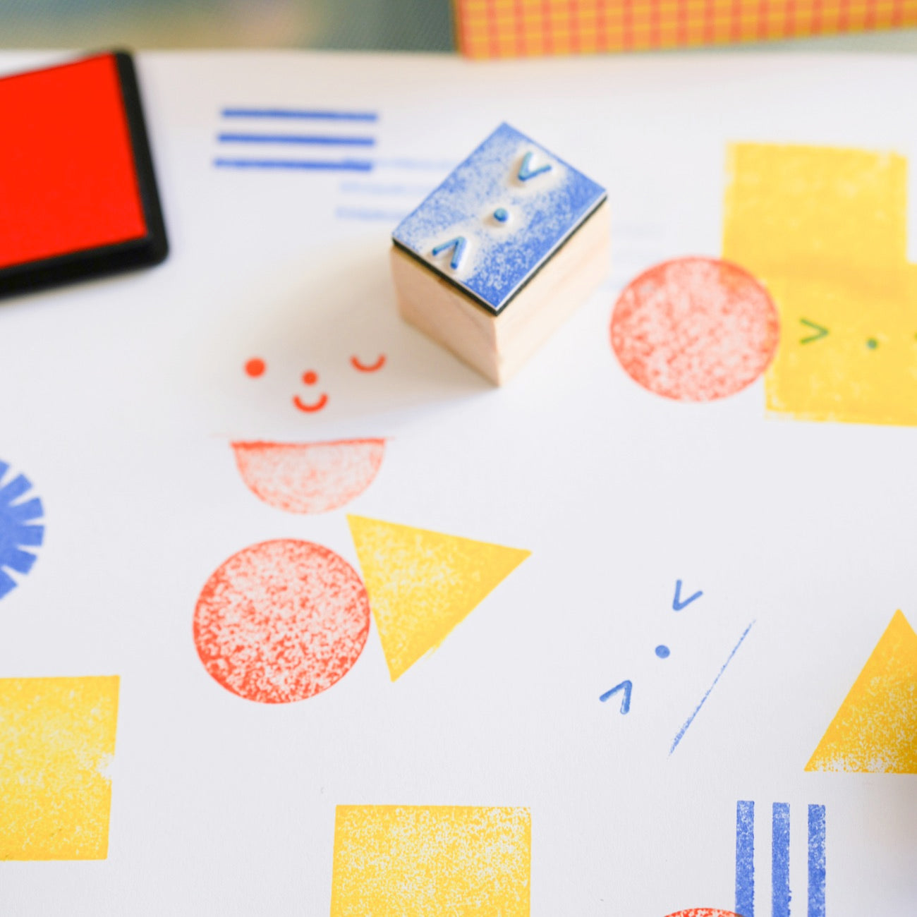 Coffret de tampons colorés pour enfants avec motifs variés.