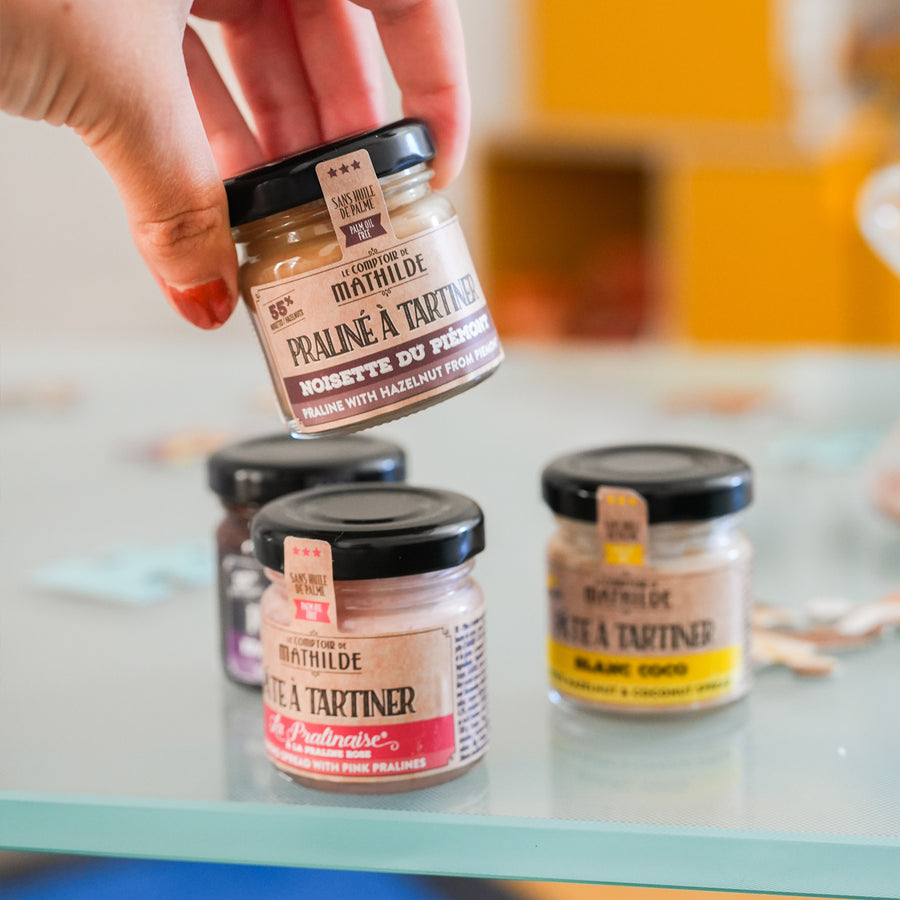 Coffret de 4 minis pâtes à tartiner avec étiquettes colorées.