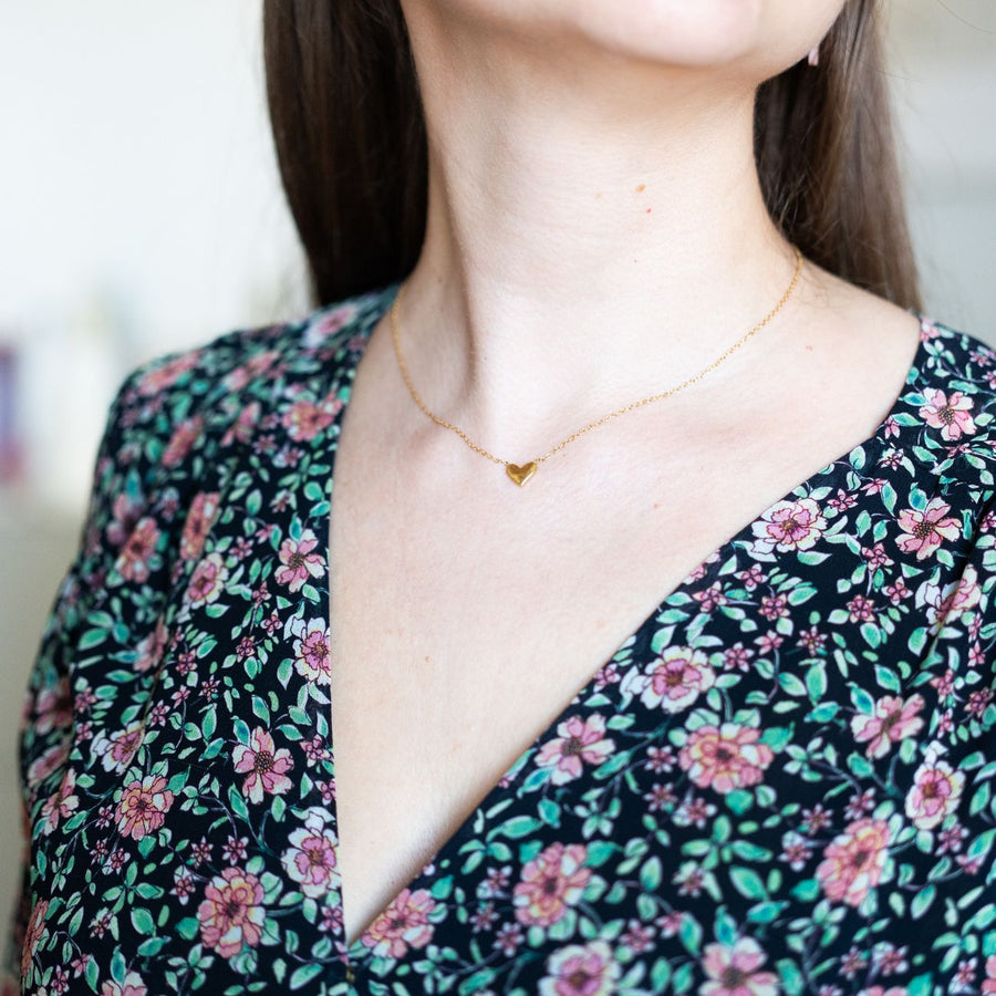 Collier en acier inoxydable avec pendentif cœur doré martelé.