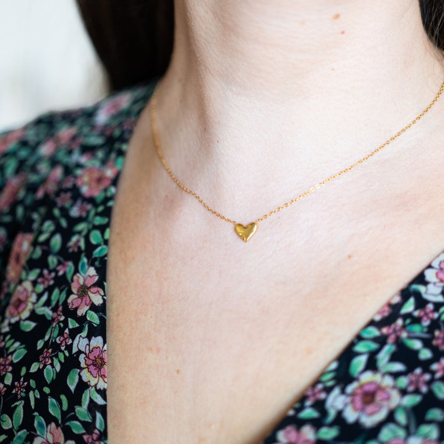 Collier en acier inoxydable avec pendentif cœur doré martelé.