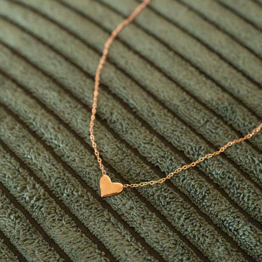 Collier en acier inoxydable avec pendentif cœur doré martelé.