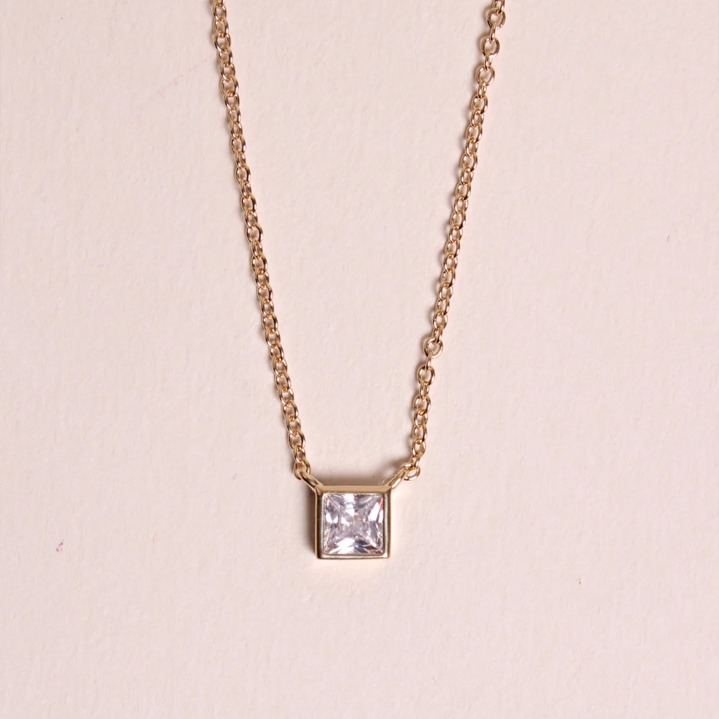 Collier Maja en or avec pendentif en zircon scintillant
