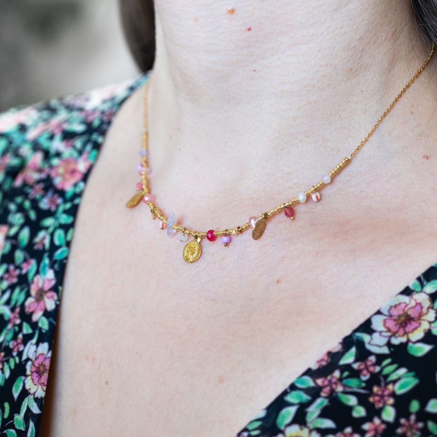 Collier Lila avec breloques dorées et perles colorées