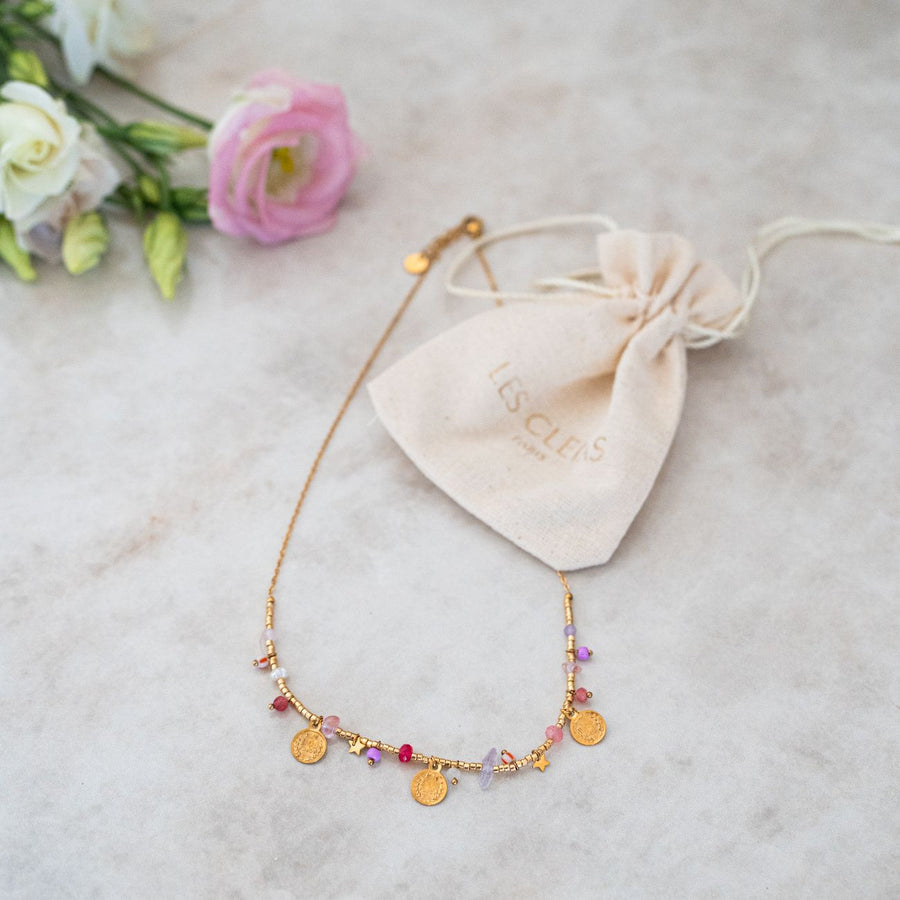 Collier charms Lila avec breloques dorées et perles colorées