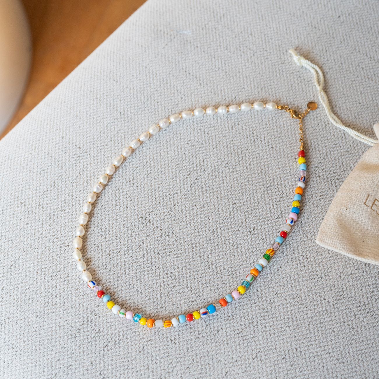 Collier Fantasia avec perles d'eau douce et verre coloré