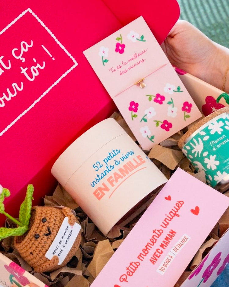 Coffret cadeau avec bracelet et fleurs, ambiance chaleureuse