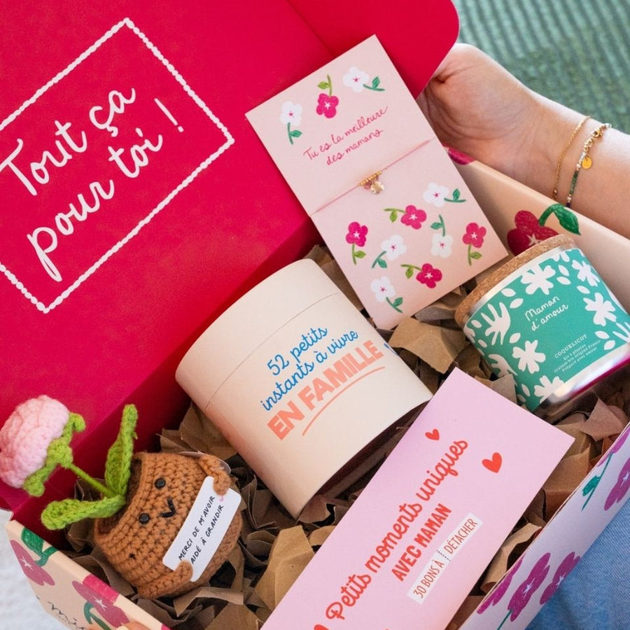 Coffret cadeau avec bracelet et fleurs, ambiance chaleureuse