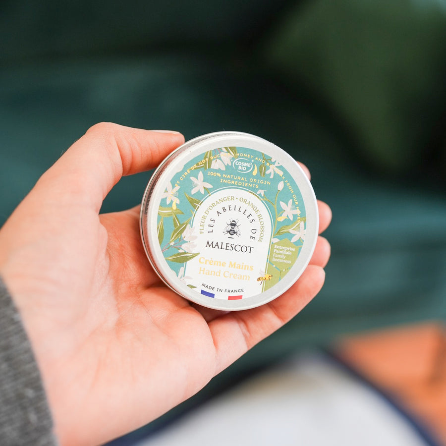 Crème pour les mains avec texture onctueuse et flacon élégant.