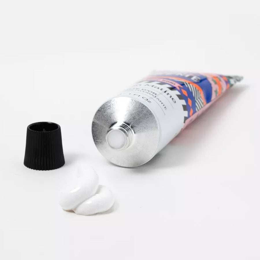 Crème mains Super Magic en tube avec texture crémeuse visible.