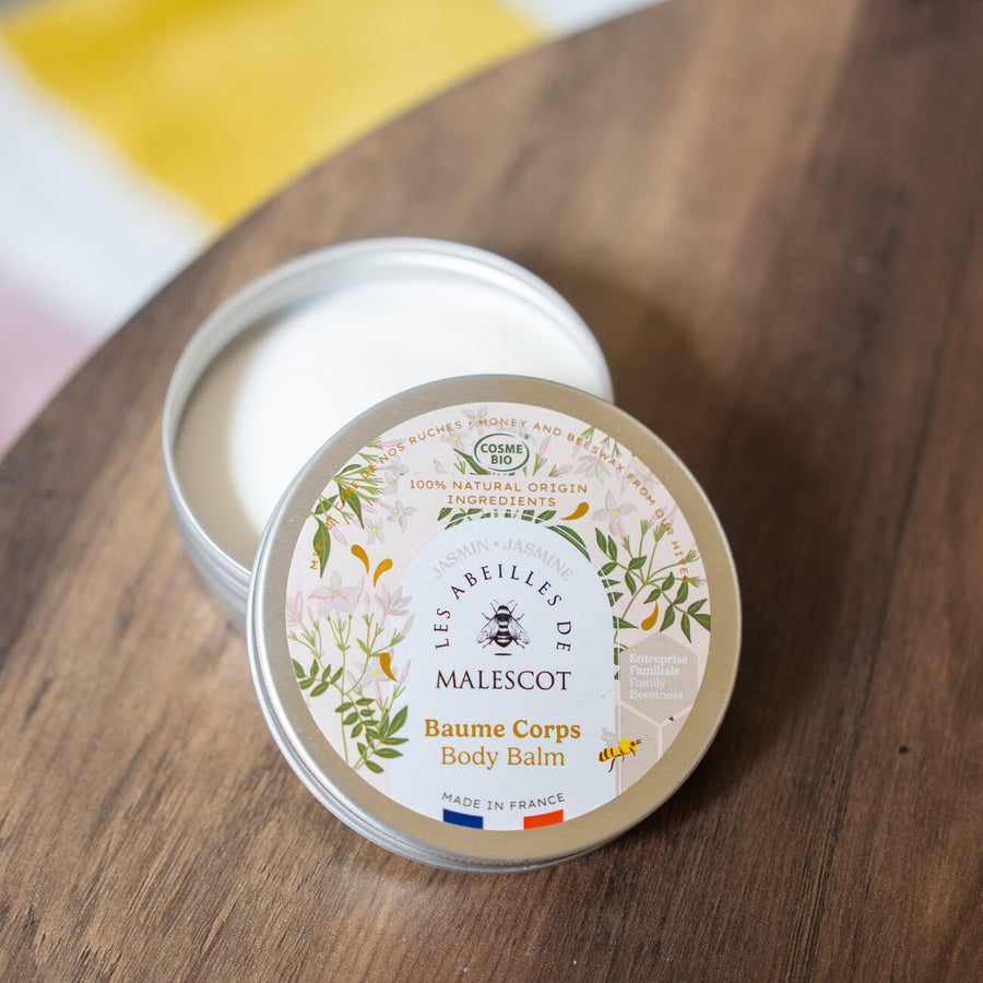 Baume hydratant au jasmin, texture crémeuse en gros plan.