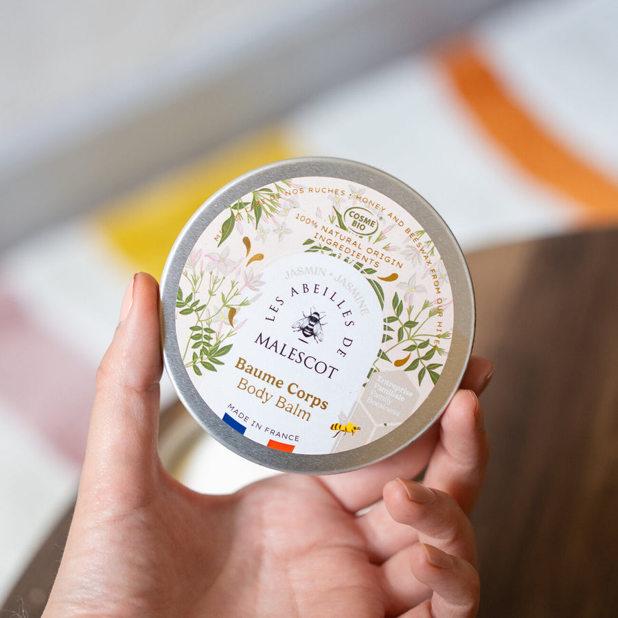 Baume hydratant au jasmin, texture crémeuse en gros plan.