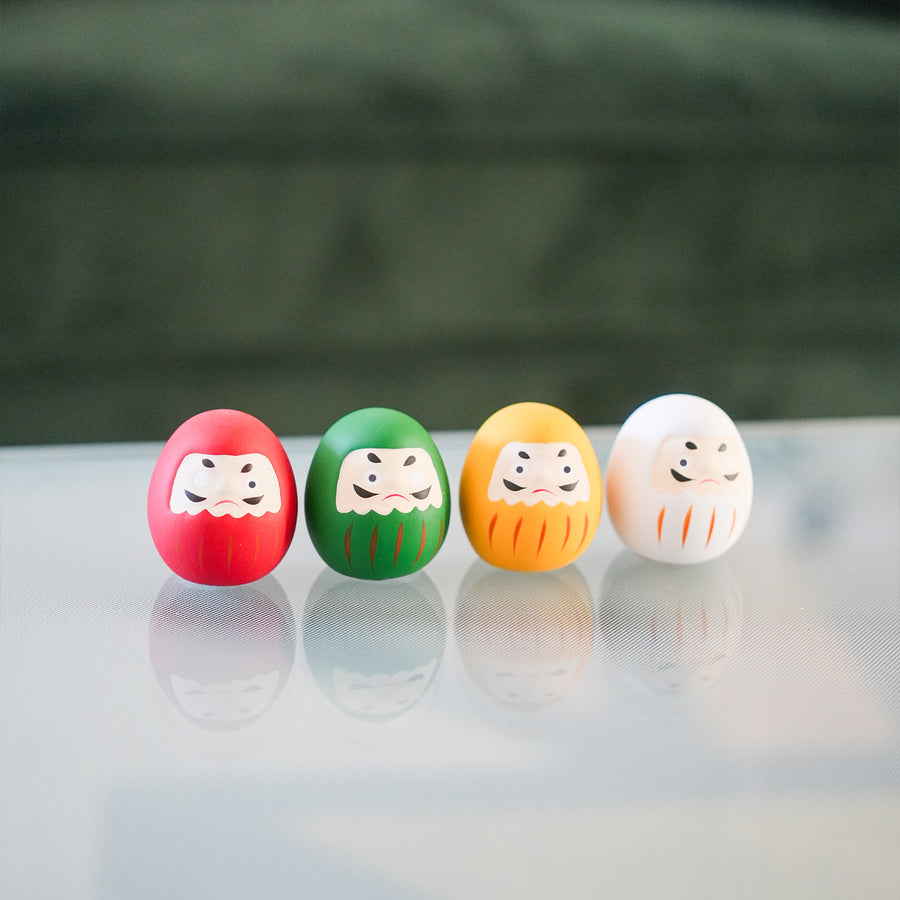 Daruma japonais en vue rapprochée, détails des yeux vides.