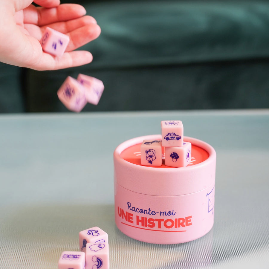 Dés colorés pour enfants, motifs d'illustration variés.