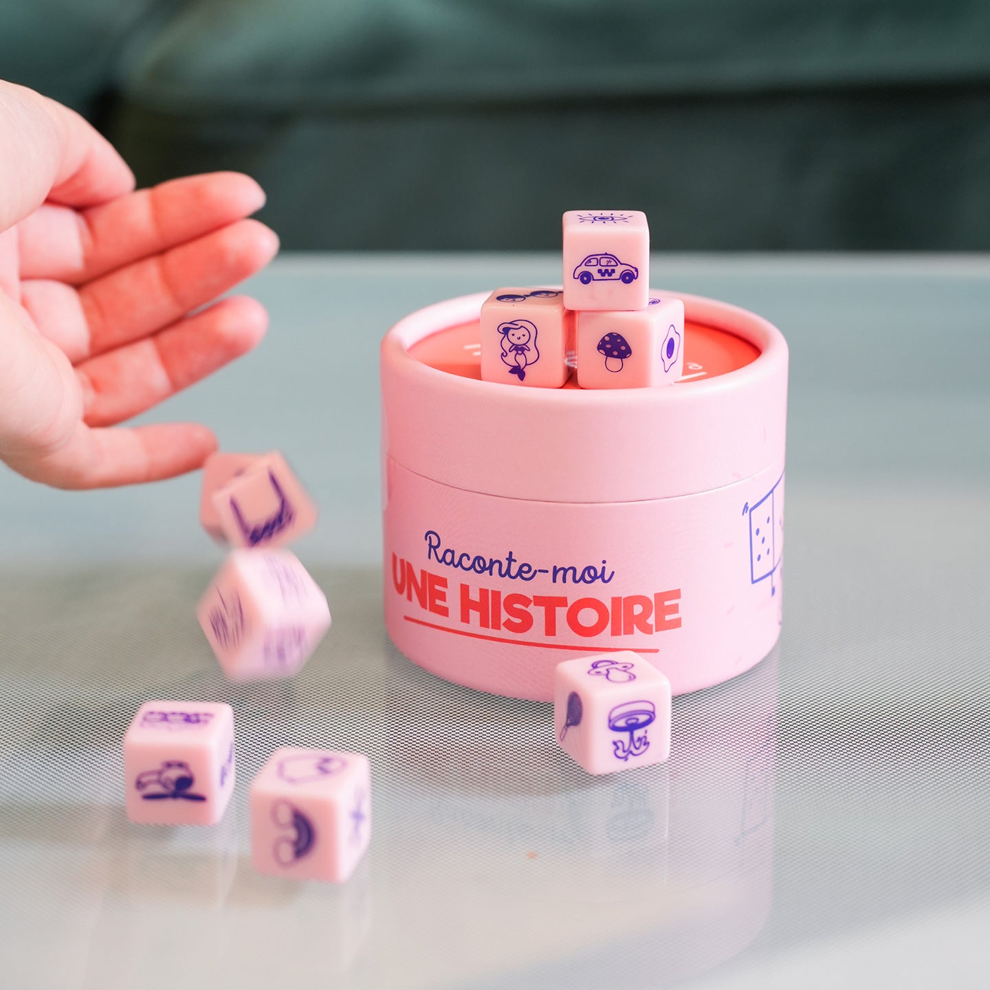 Dés colorés pour enfants, motifs d'animaux et objets variés.