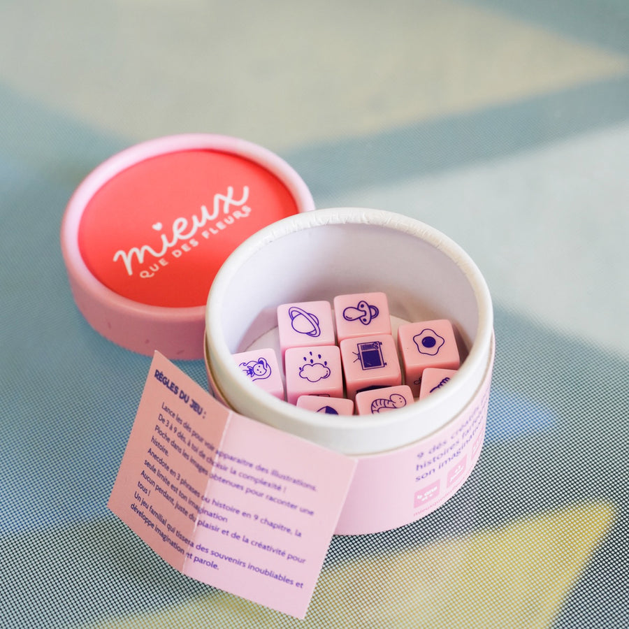 Dés colorés pour enfants avec illustrations ludiques sur chaque face.