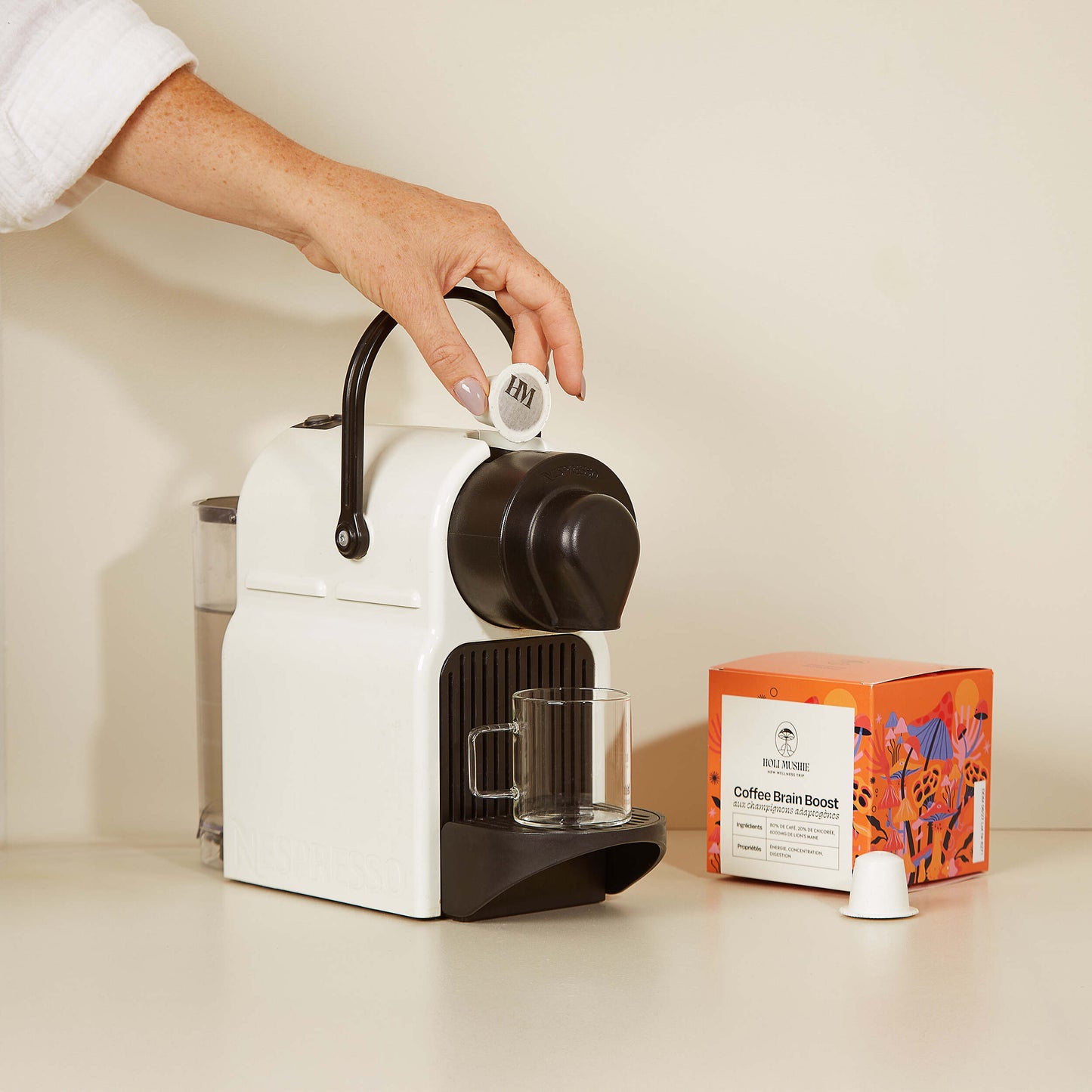 Capsule de café biodégradable avec champignons en gros plan