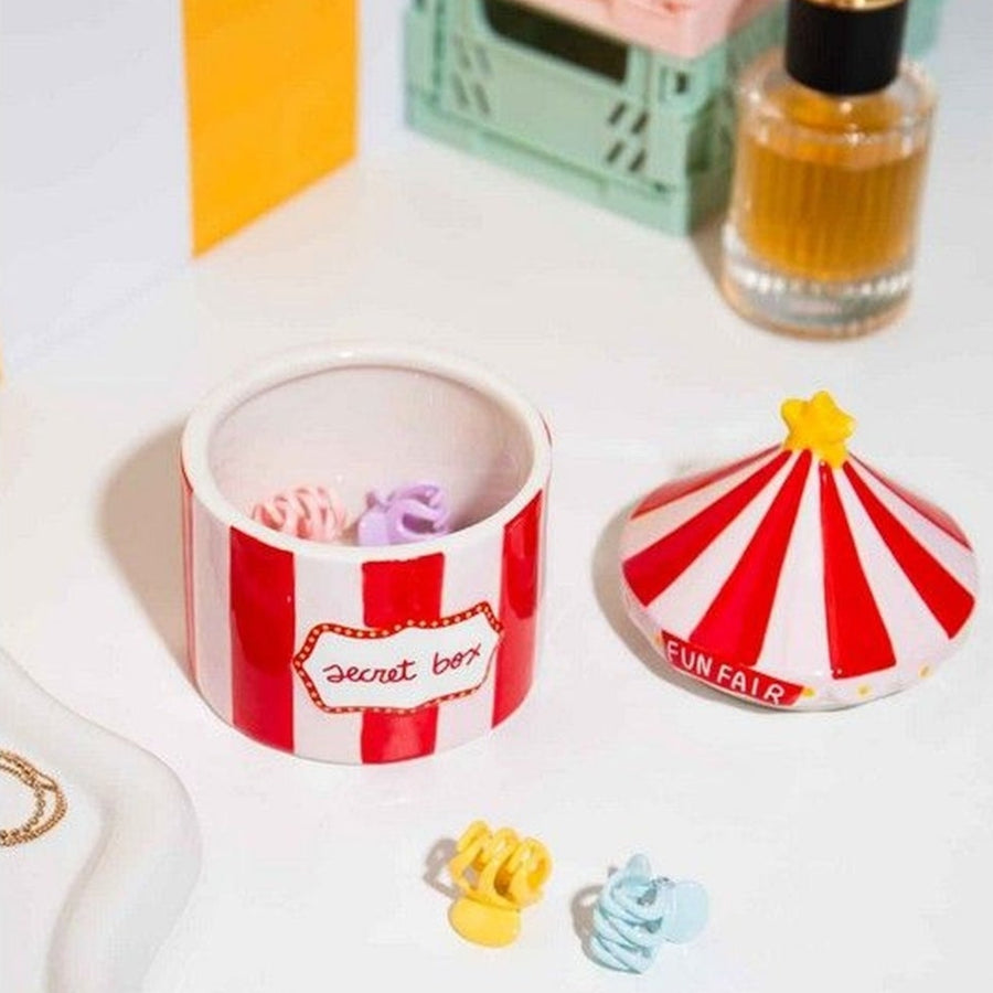 Boîte à bijoux cirque avec motifs colorés et détails festifs