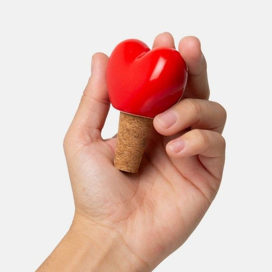 Bouchon de bouteille en forme de cœur sur fond clair