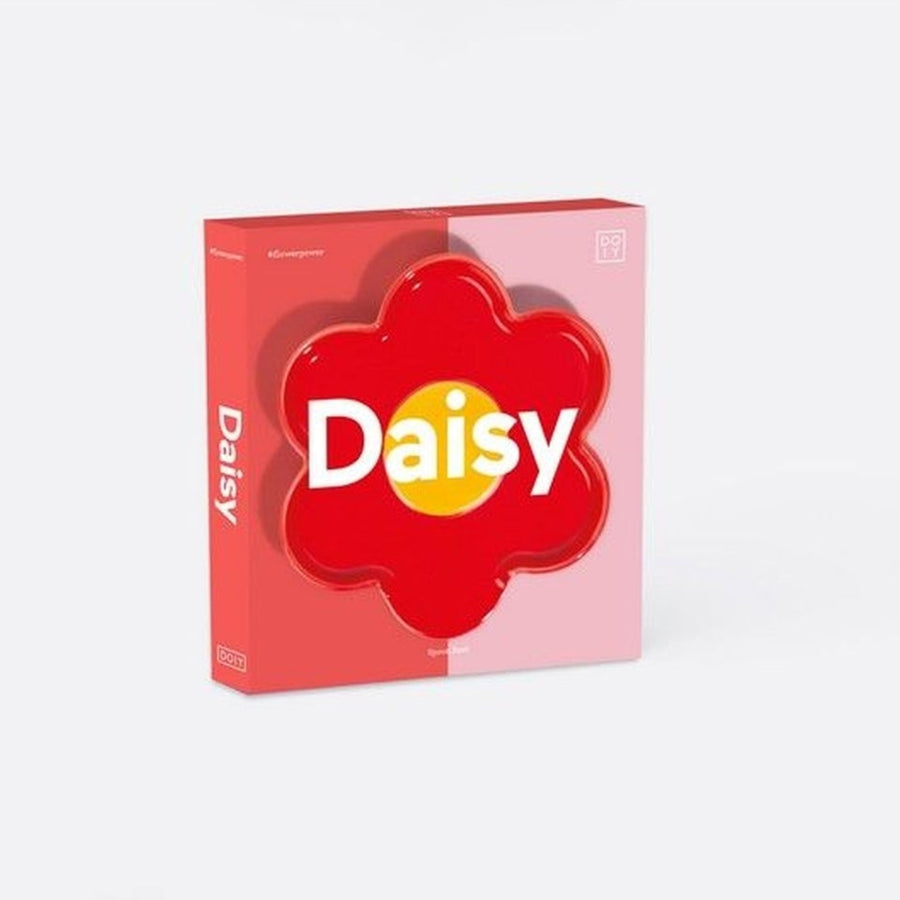 Repose-cuillère en forme de marguerite sur fond blanc