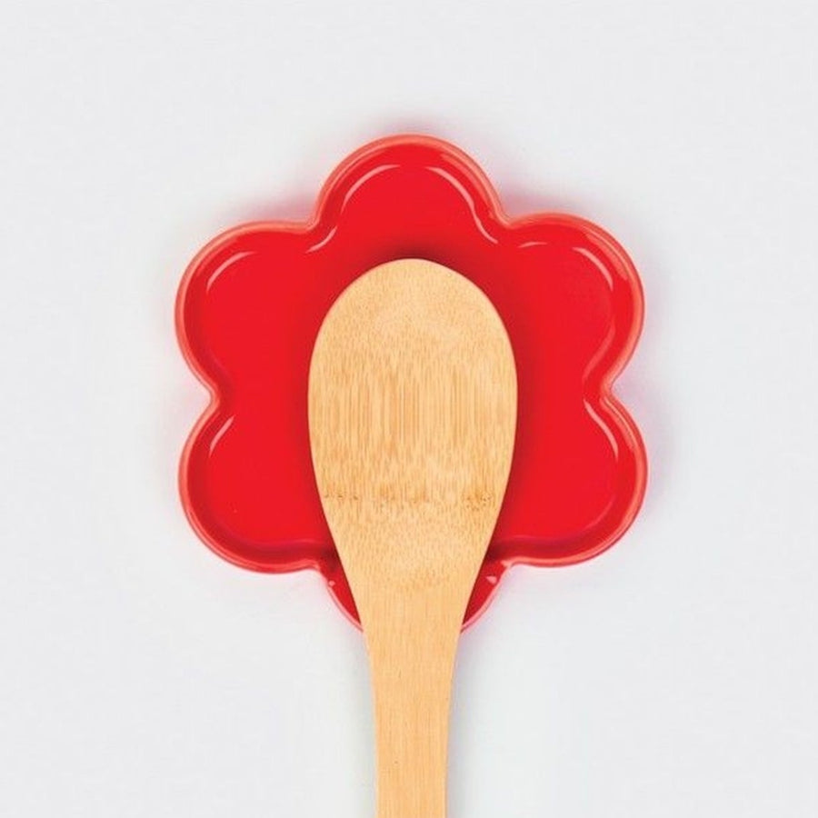 Repose cuillère en forme de marguerite sur un plan de travail