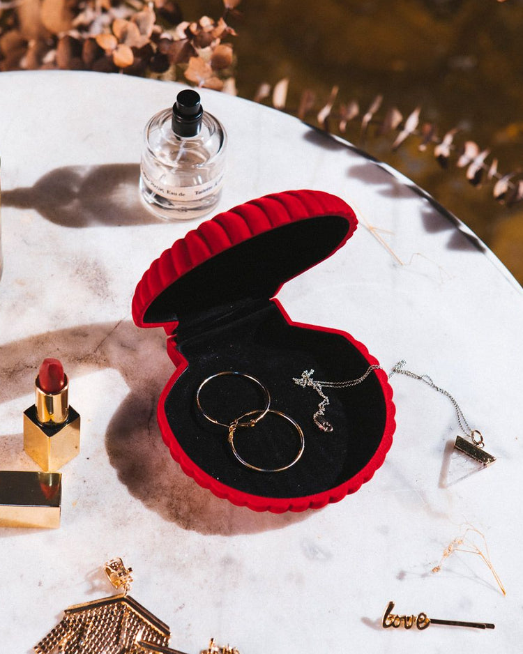 Boîte à bijoux en forme de coquillage rouge, vue de dessus