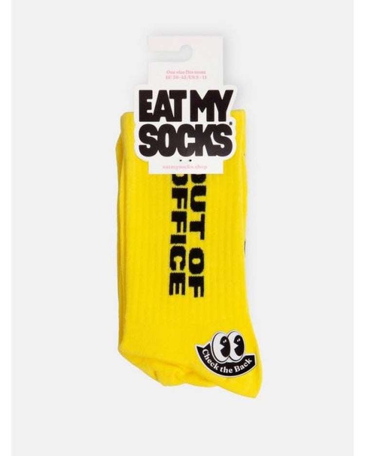 Chaussettes 'Out of office' avec message humoristique en gros plan