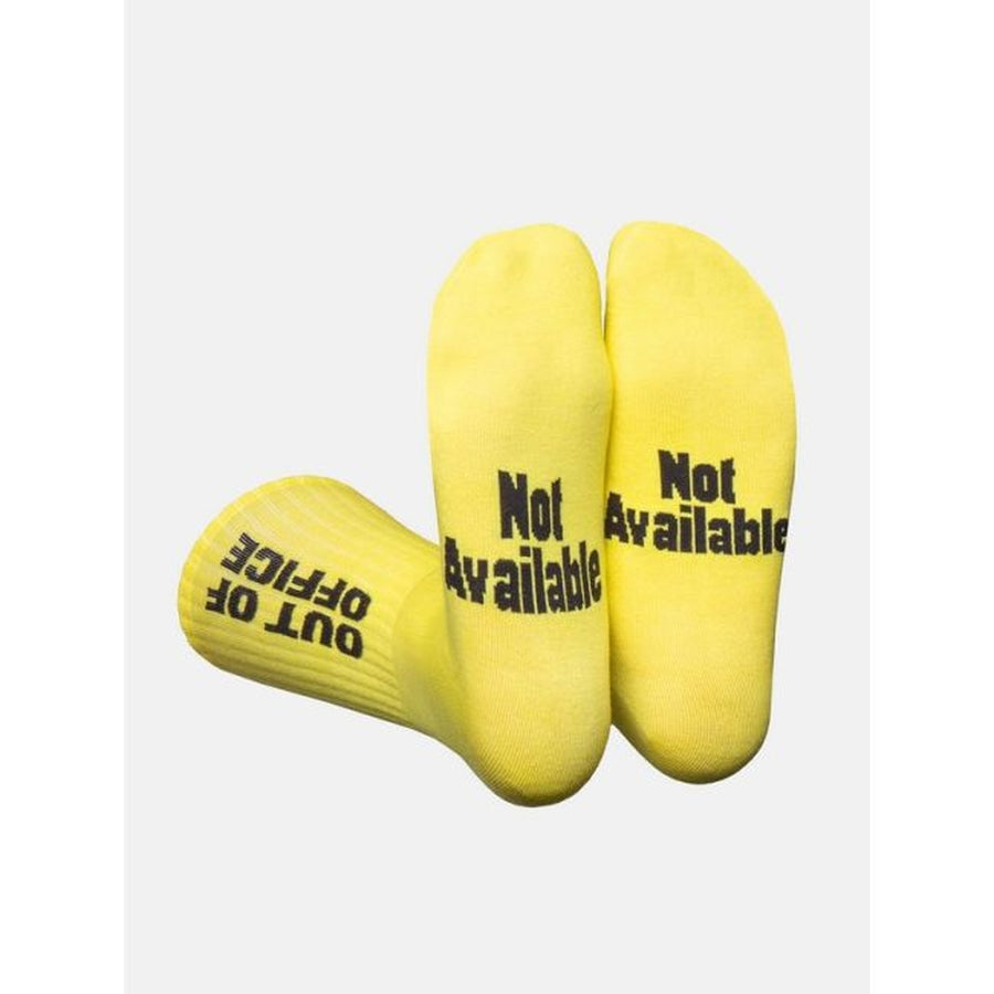Chaussettes 'Out of office' avec message humoristique en gros plan
