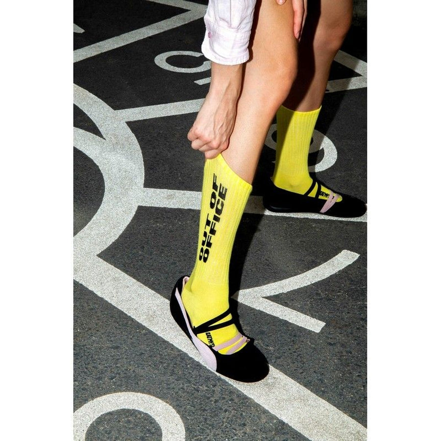 Chaussettes 'Out of office' avec message humoristique en gros plan