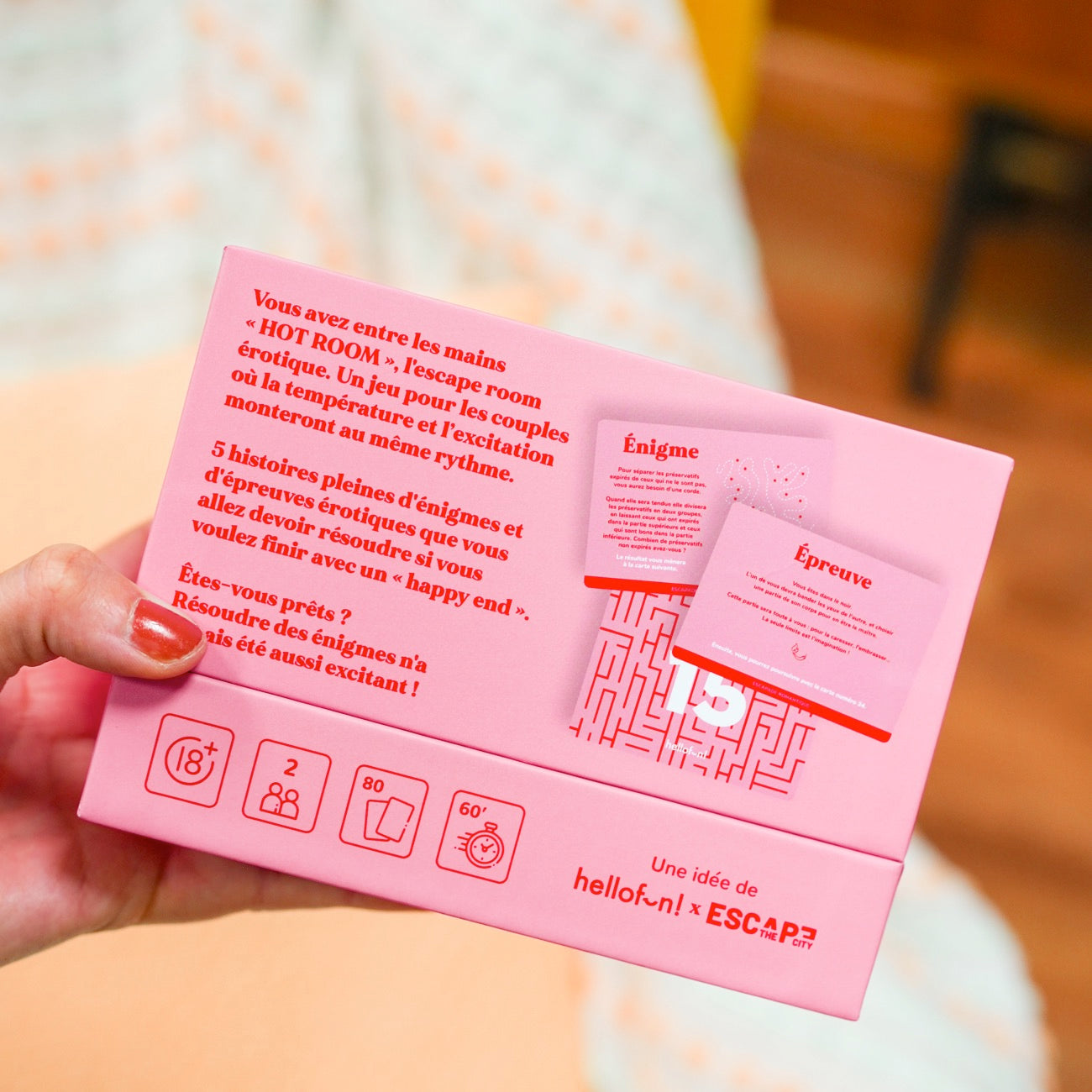 Jeu de cartes érotique avec illustrations intrigantes et colorées.