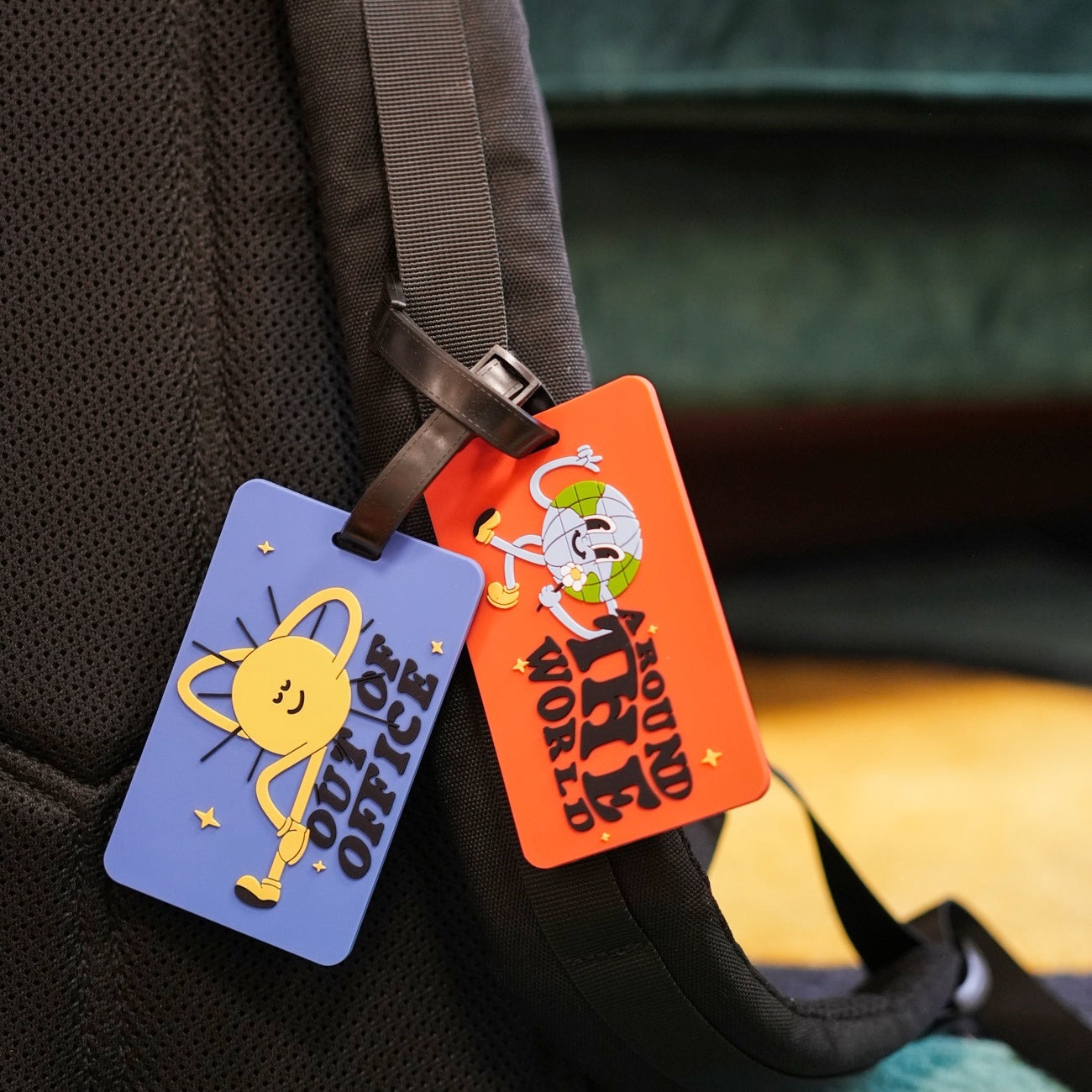 Étiquette de bagage avec motif coloré et boucle en cuir
