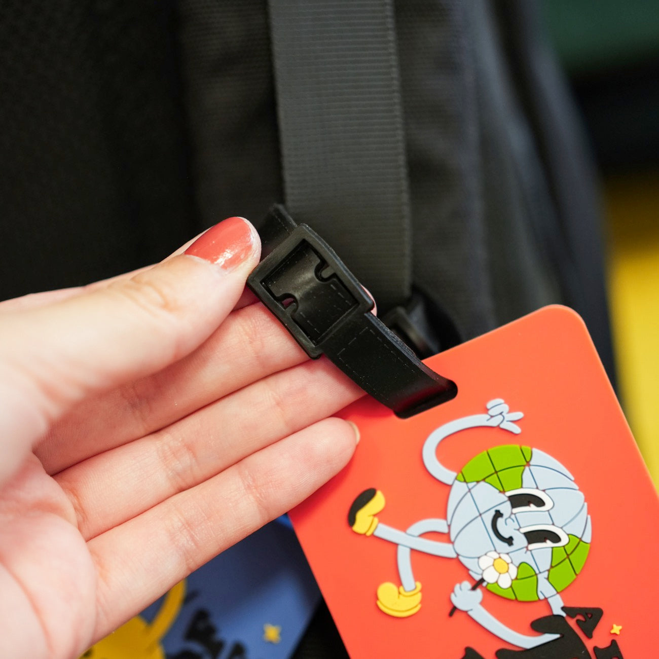 Étiquette de bagage avec motif coloré et boucle en cuir