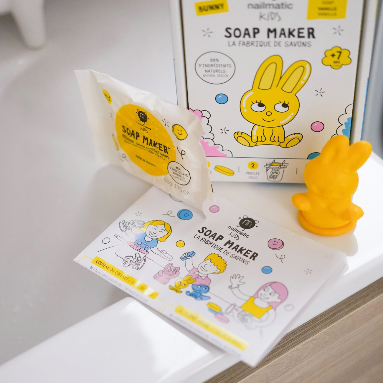 Kit DIY pour créer un savon en forme de lapin, vue de face.