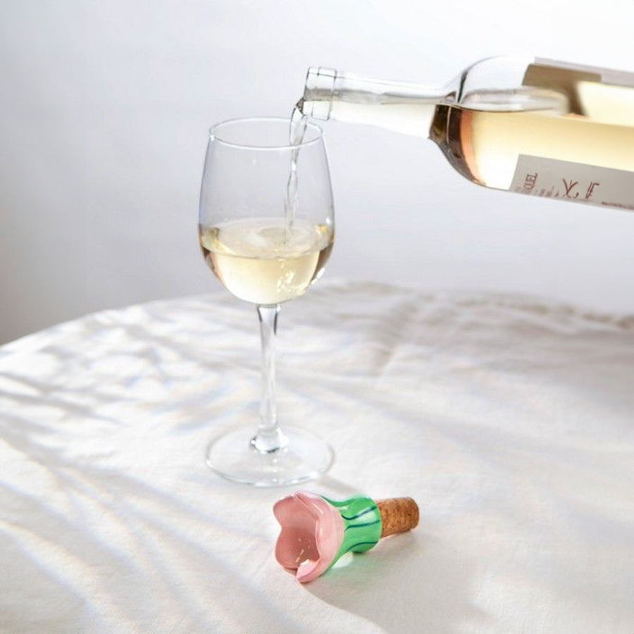 Bouchon de bouteille tulipe avec texture florale détaillée.