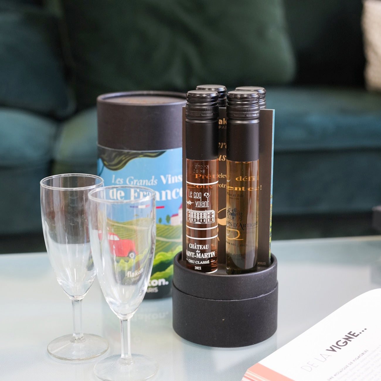 Coffret de dégustation avec flacons de vin en verre élégant.