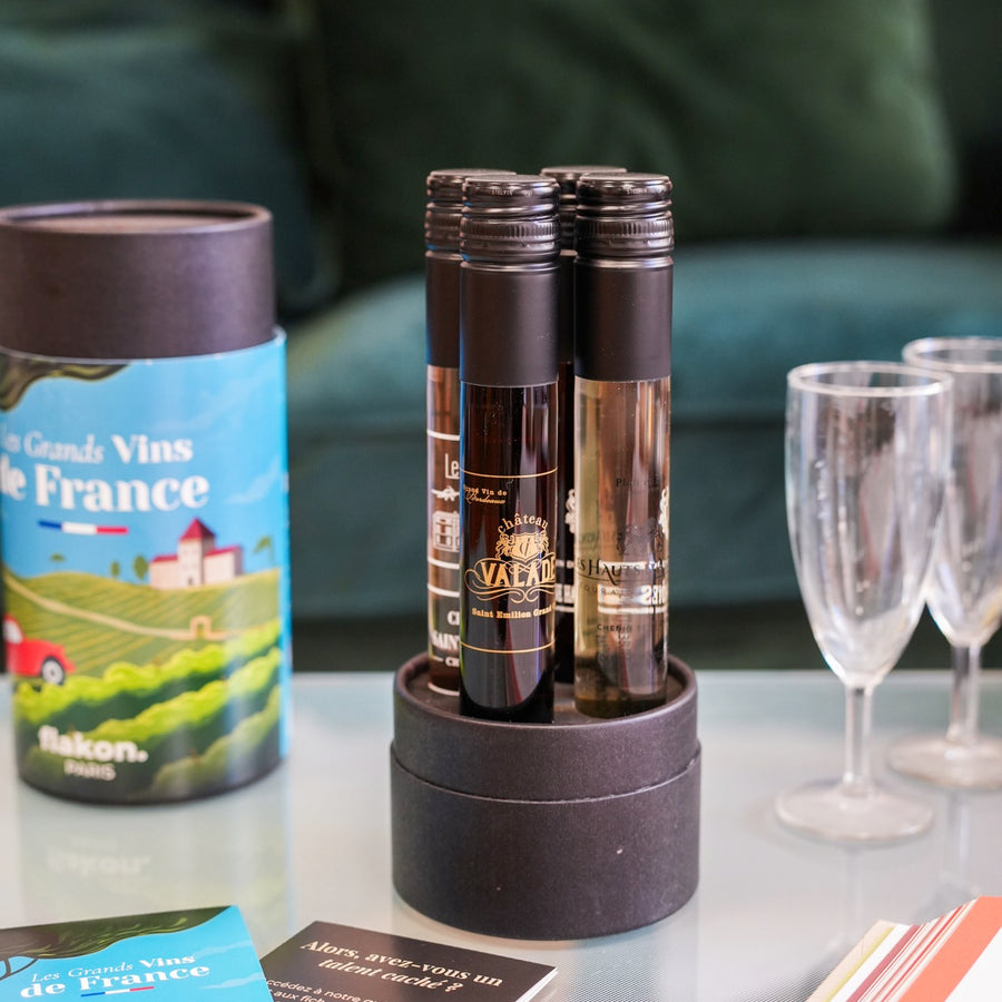 Coffret de dégustation avec flacons de vin en verre élégants.