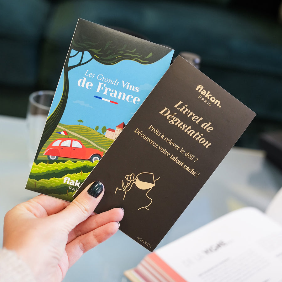 Coffret de dégustation avec flacons de vin en verre élégants.