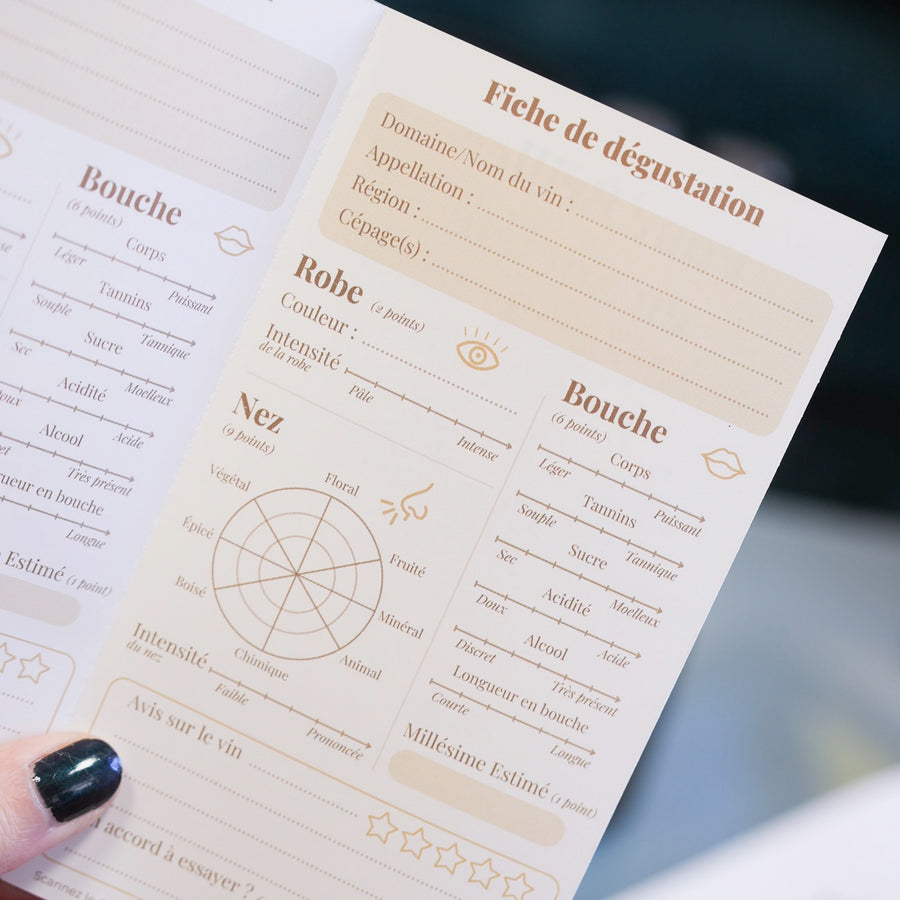 Coffret de dégustation avec flacons de vin en bois élégant.