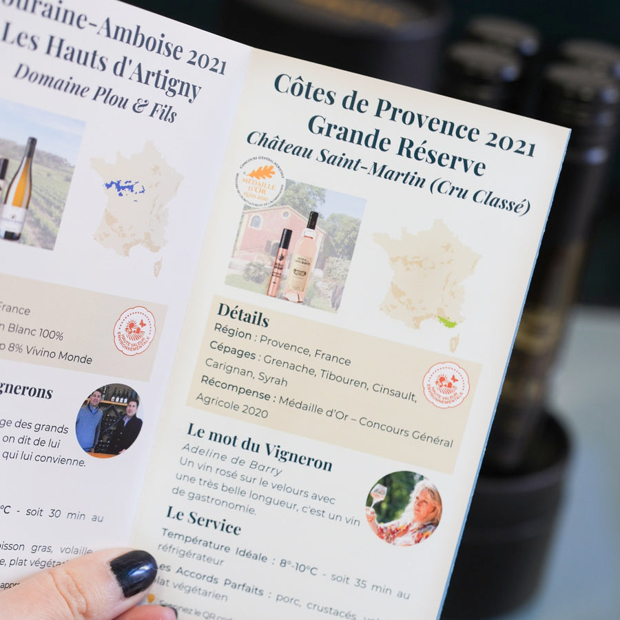 Coffret de dégustation avec flacons de vin en verre élégant.