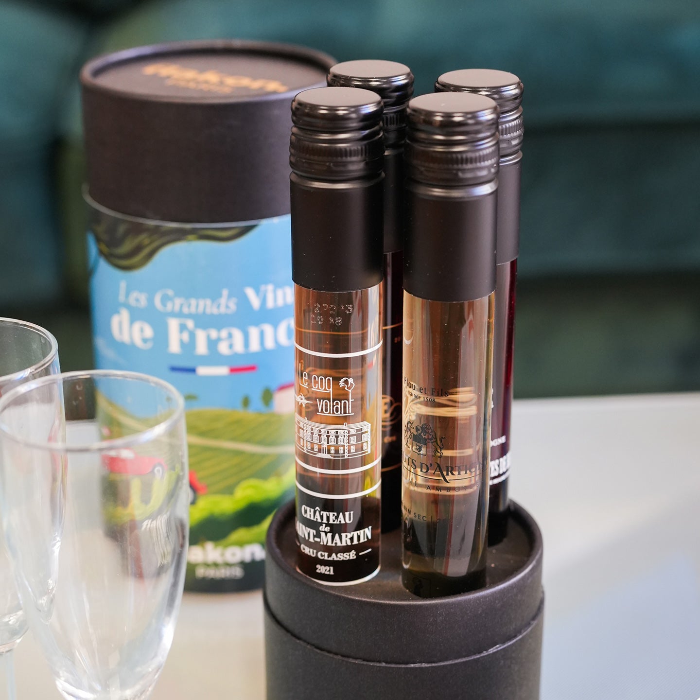 Coffret de dégustation avec flacons de vin en verre élégants.