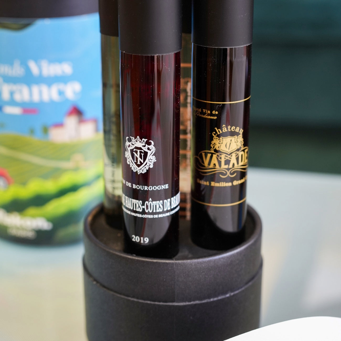 Coffret de dégustation avec flacons de vin en verre élégant.