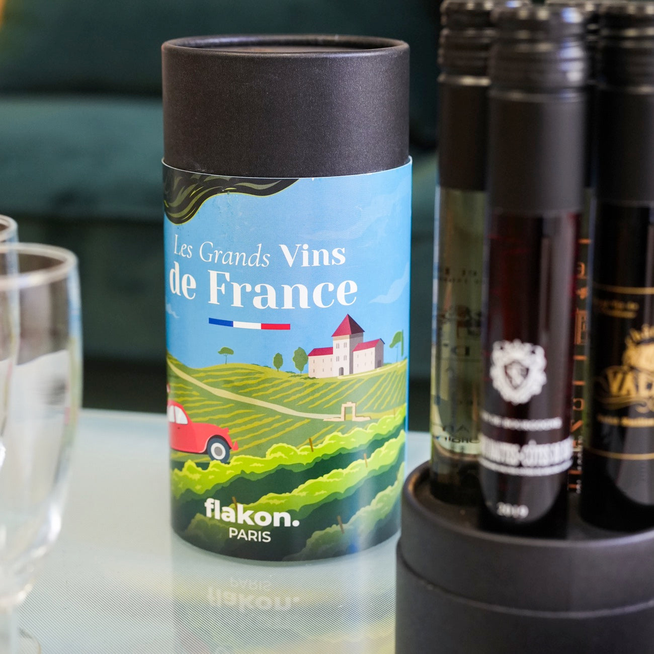 Coffret de dégustation avec flacons de vin en verre élégants.