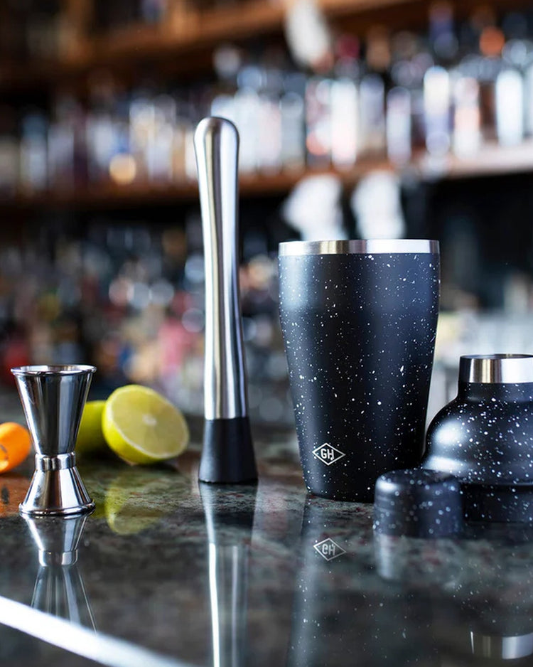 Kit de mixologie avec accessoires en métal sur fond clair