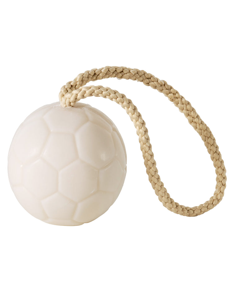 Savon en forme de ballon de foot avec corde de suspension