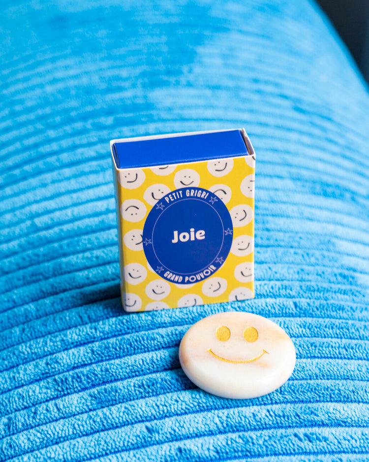 Grigri joie avec visage souriant sur fond neutre