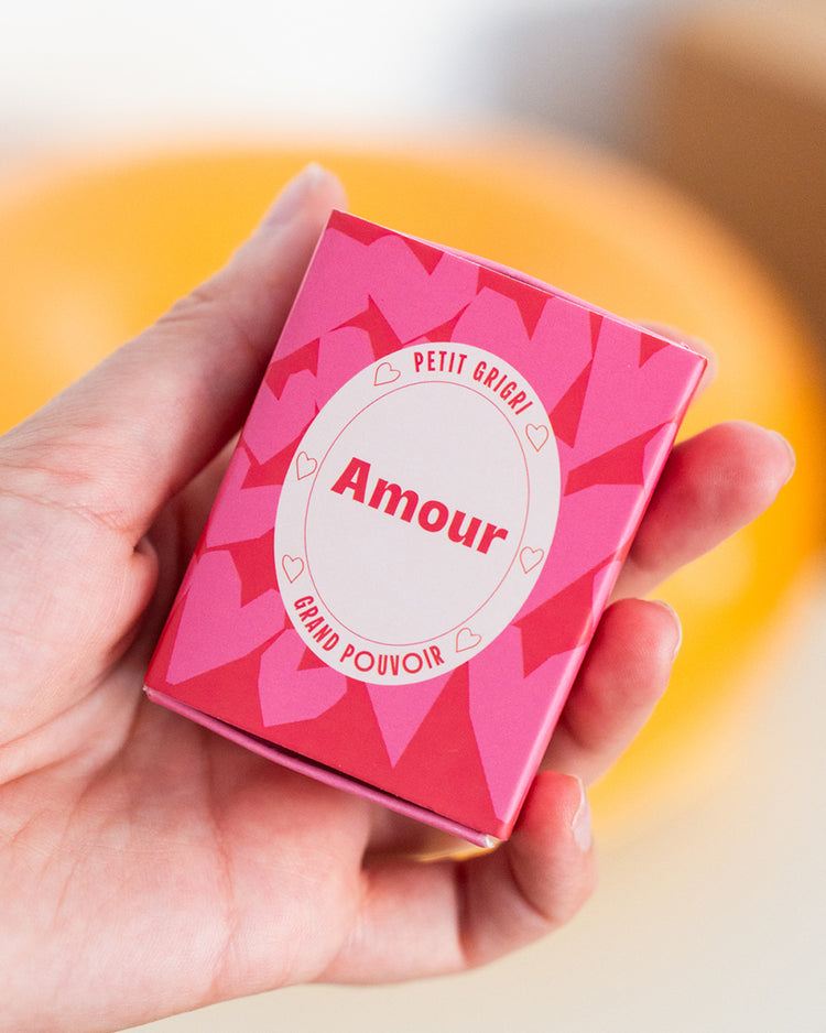 Grigri amour en Quartz rouge avec texture lisse et brillante
